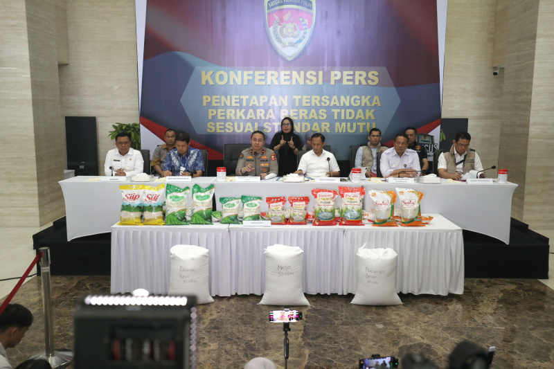 Bareskrim menggelar konferensi pers terkait perkembangan beras oplosan yang tidak sesuai standar mutu (Ashar/SinPo.id)