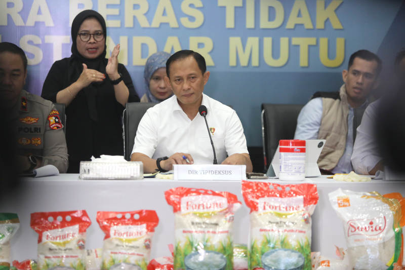 Bareskrim menggelar konferensi pers terkait perkembangan beras oplosan yang tidak sesuai standar mutu (Ashar/SinPo.id)