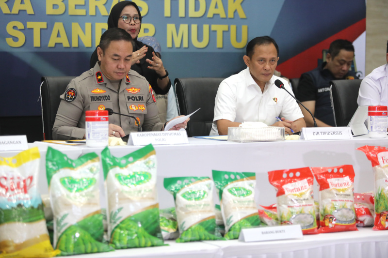 Bareskrim menggelar konferensi pers terkait perkembangan beras oplosan yang tidak sesuai standar mutu (Ashar/SinPo.id)