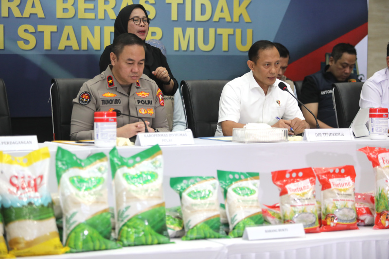Bareskrim menggelar konferensi pers terkait perkembangan beras oplosan yang tidak sesuai standar mutu (Ashar/SinPo.id)