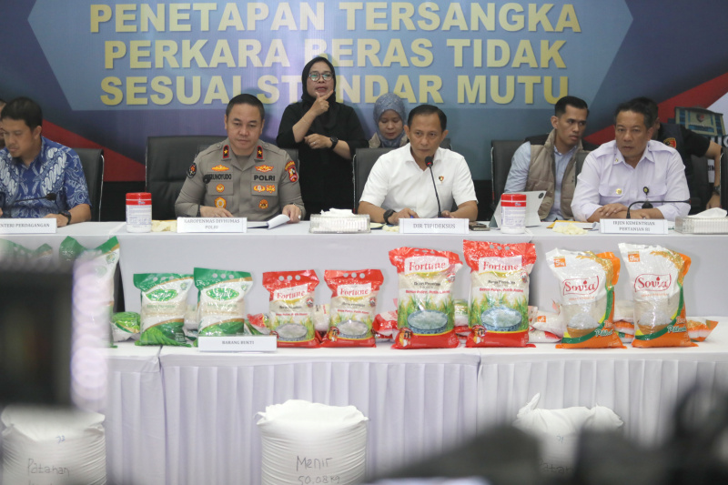 Bareskrim menggelar konferensi pers terkait perkembangan beras oplosan yang tidak sesuai standar mutu (Ashar/SinPo.id)