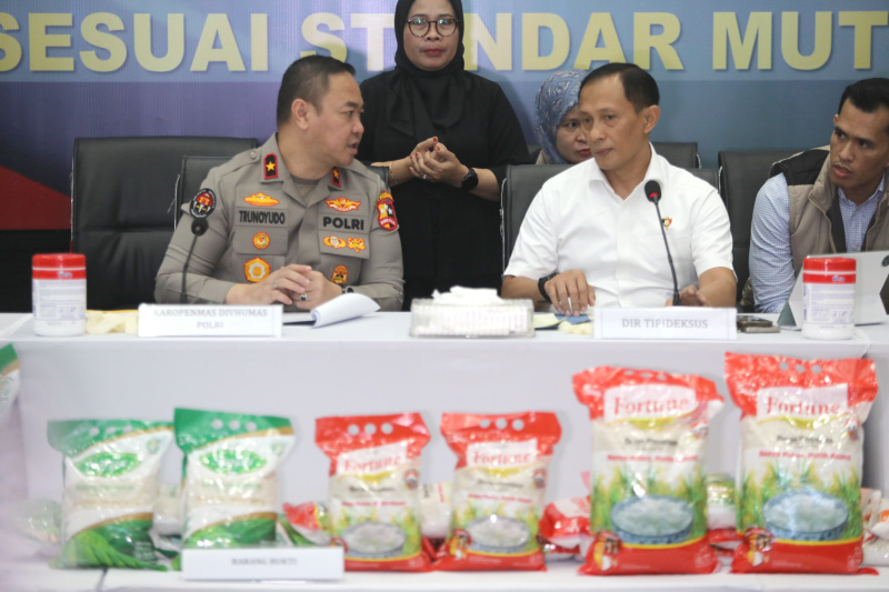 Bareskrim menggelar konferensi pers terkait perkembangan beras oplosan yang tidak sesuai standar mutu (Ashar/SinPo.id)