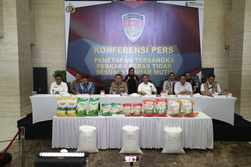 Bareskrim menggelar konferensi pers terkait perkembangan beras oplosan yang tidak sesuai standar mutu (Ashar/SinPo.id)
