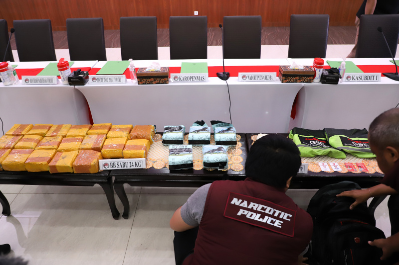 Bareskrim Mabes Polri berhasil mengungkap penyelundupan Narkoba Sabu sebanyak 24 Kg dan Pil Ekstasi 1.841 butir melalui petugas bandara Lion Air (Ashar/SinPo.id)