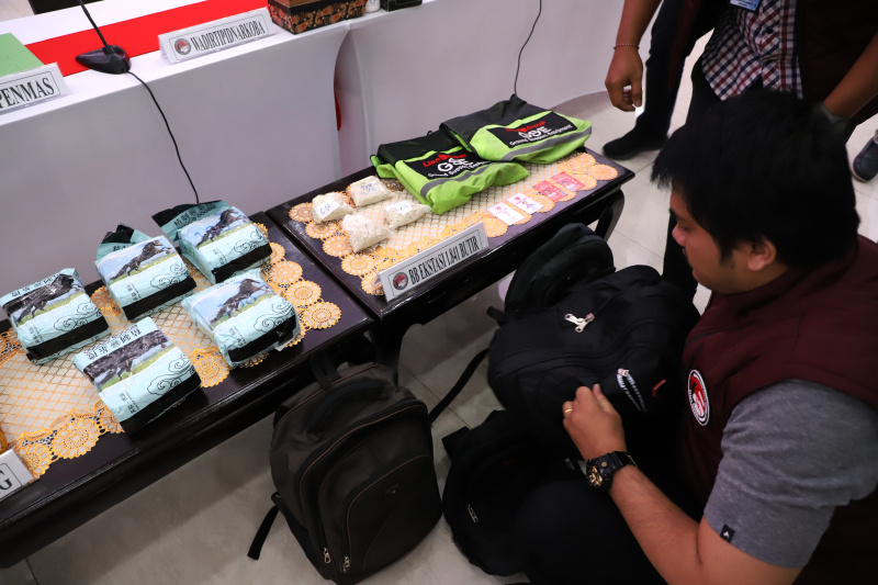 Bareskrim Mabes Polri berhasil mengungkap penyelundupan Narkoba Sabu sebanyak 24 Kg dan Pil Ekstasi 1.841 butir melalui petugas bandara Lion Air (Ashar/SinPo.id)