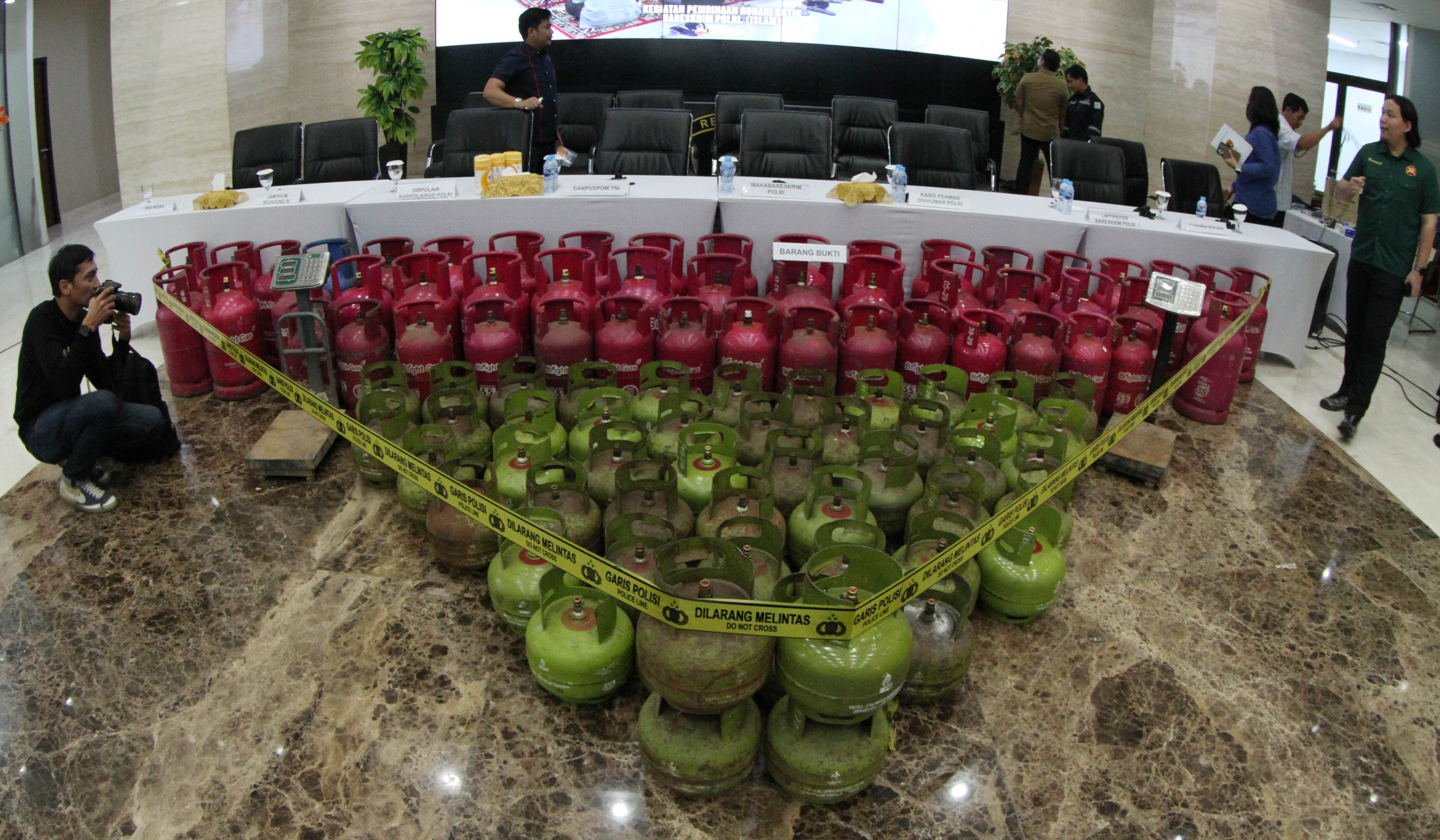 Bareskrim ungkap penyalahgunaan BBM dan LPG Subsidi. (Agus Priatna/SinPo.id)