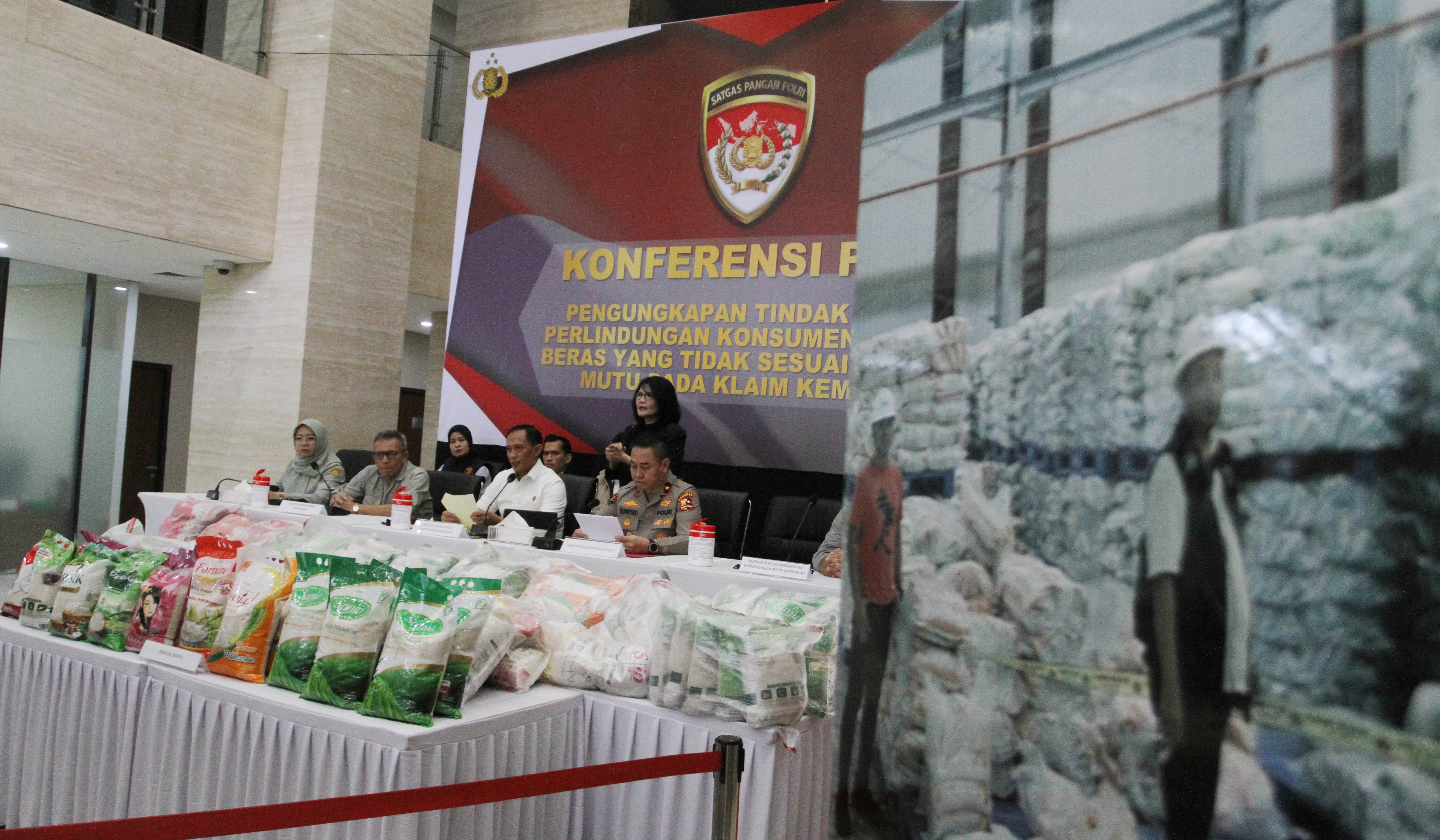 Pengungkapan beras oplosan. (Agus Priatna/SinPo.id)