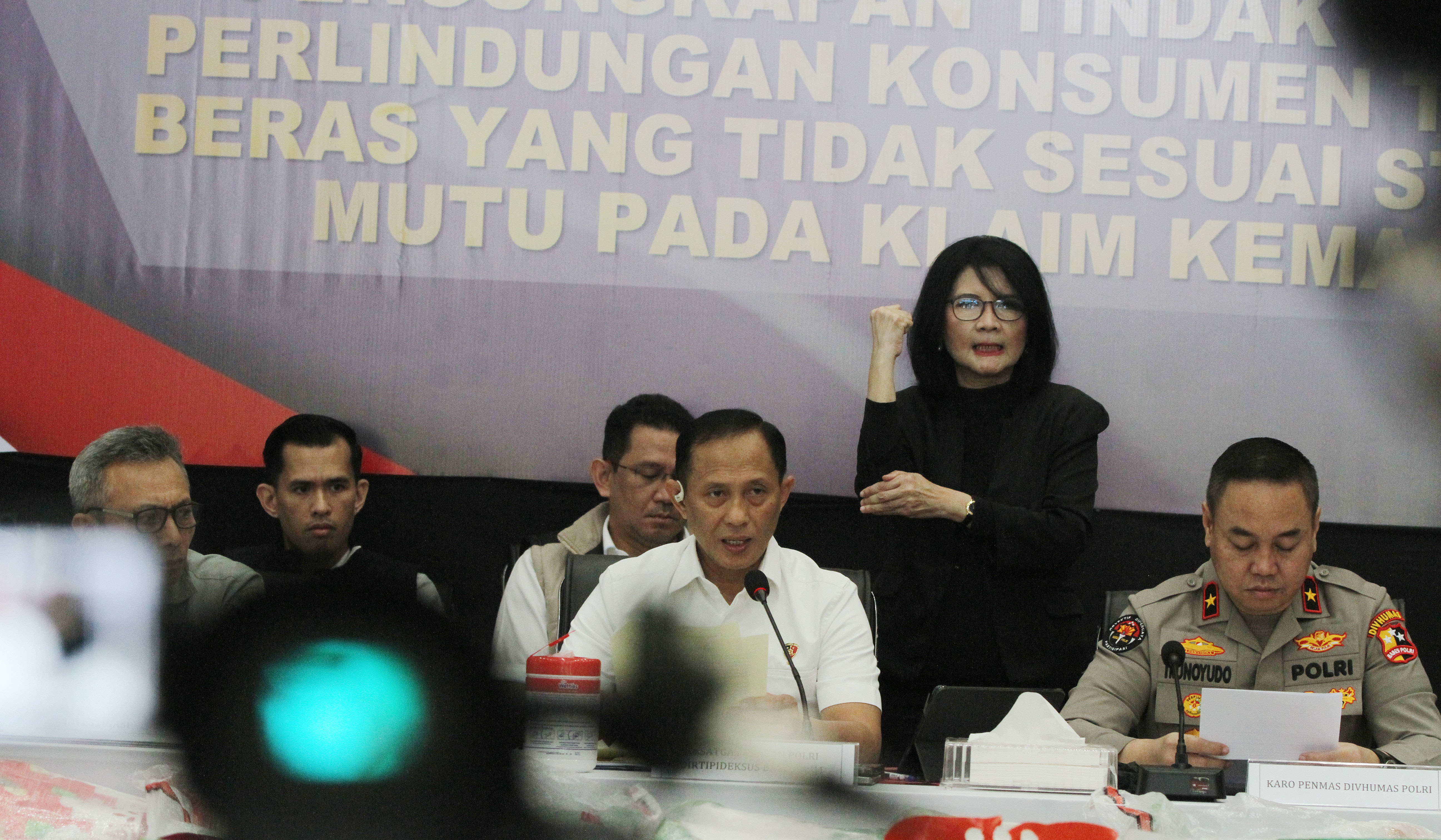 Pengungkapan beras oplosan. (Agus Priatna/SinPo.id)