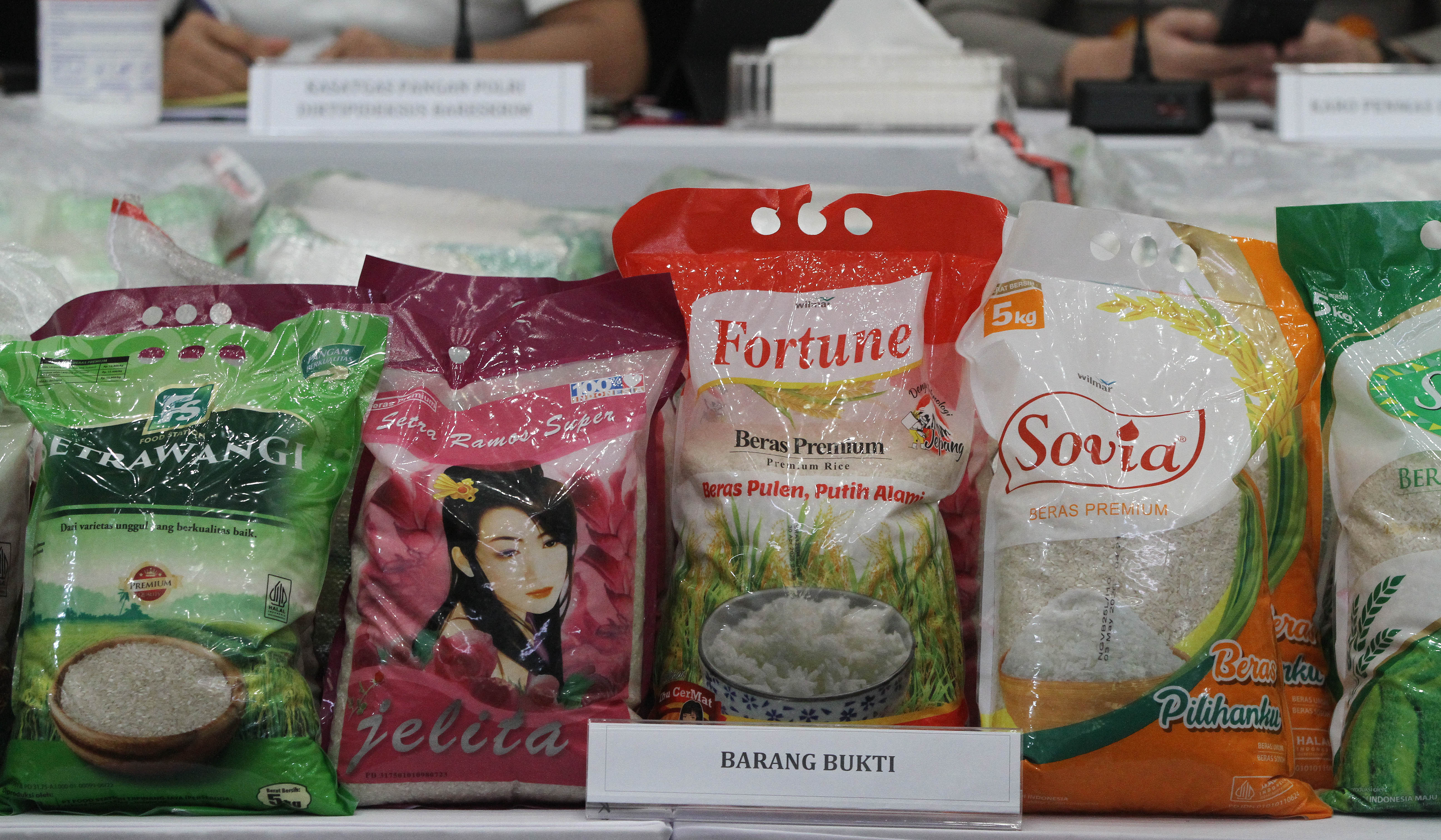 Pengungkapan beras oplosan. (Agus Priatna/SinPo.id)