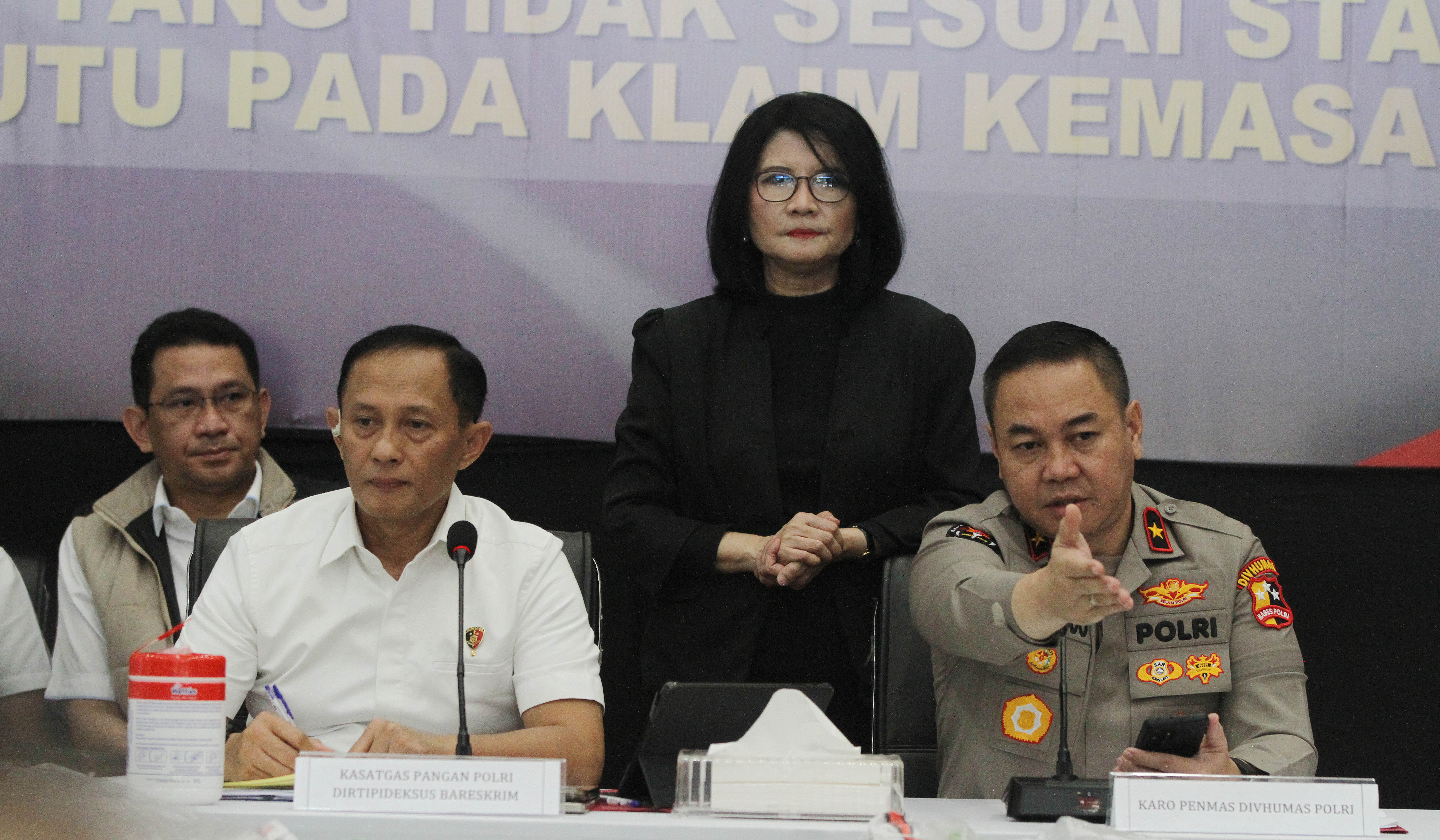 Pengungkapan beras oplosan. (Agus Priatna/SinPo.id)