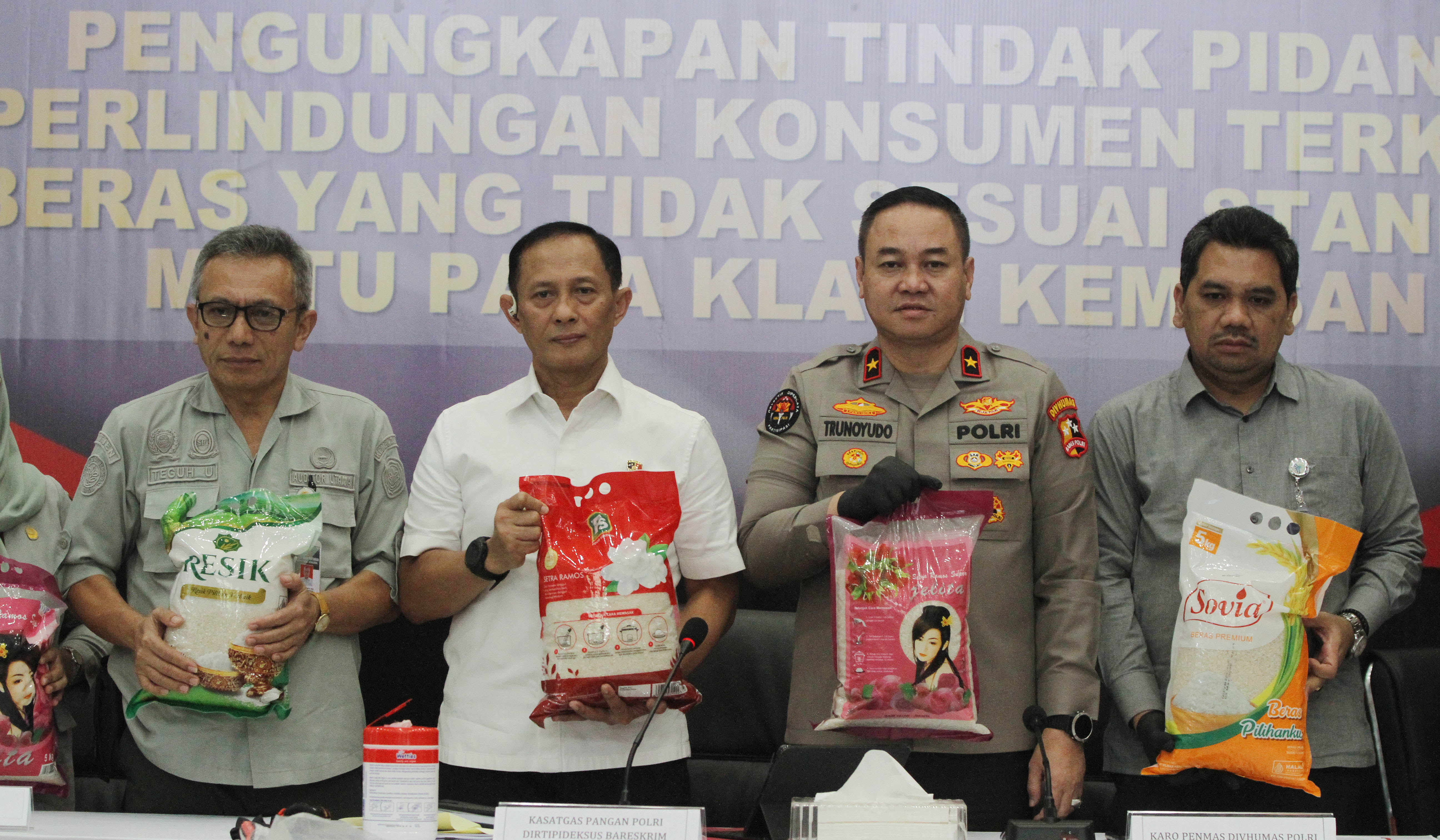 Pengungkapan beras oplosan. (Agus Priatna/SinPo.id)