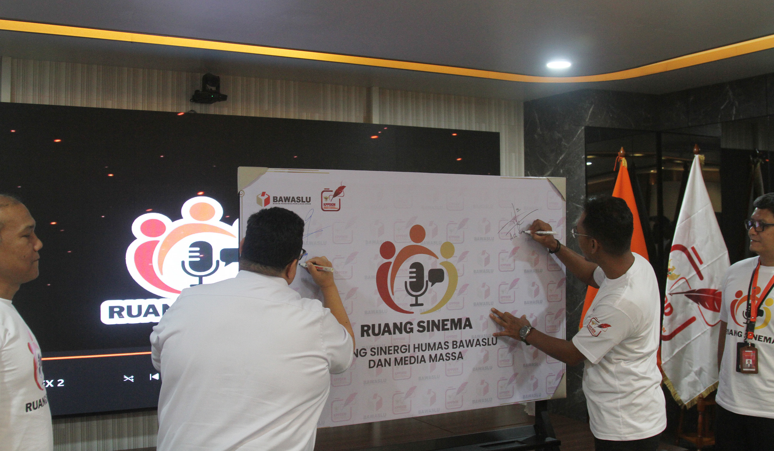 MoU Bawaslu dengan KPP Dem. (Agus Priatna/SinPo.id)