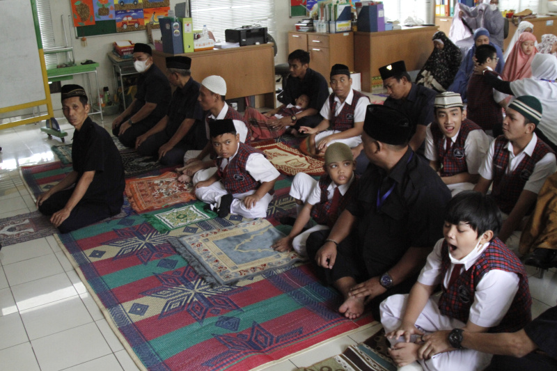 Para murid SLBD-D1 YPAC sedang mengikuti kegiatan ramadan dengan membaca Iqro dan Al-Quran selama Bulan Suci Ramadan (Ashar/SinPo.id)
