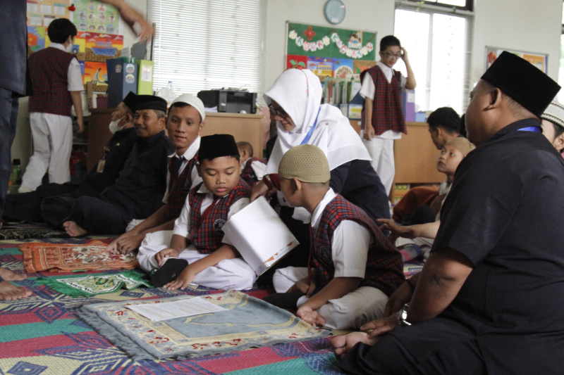 Para murid SLBD-D1 YPAC sedang mengikuti kegiatan ramadan dengan membaca Iqro dan Al-Quran selama Bulan Suci Ramadan (Ashar/SinPo.id)
