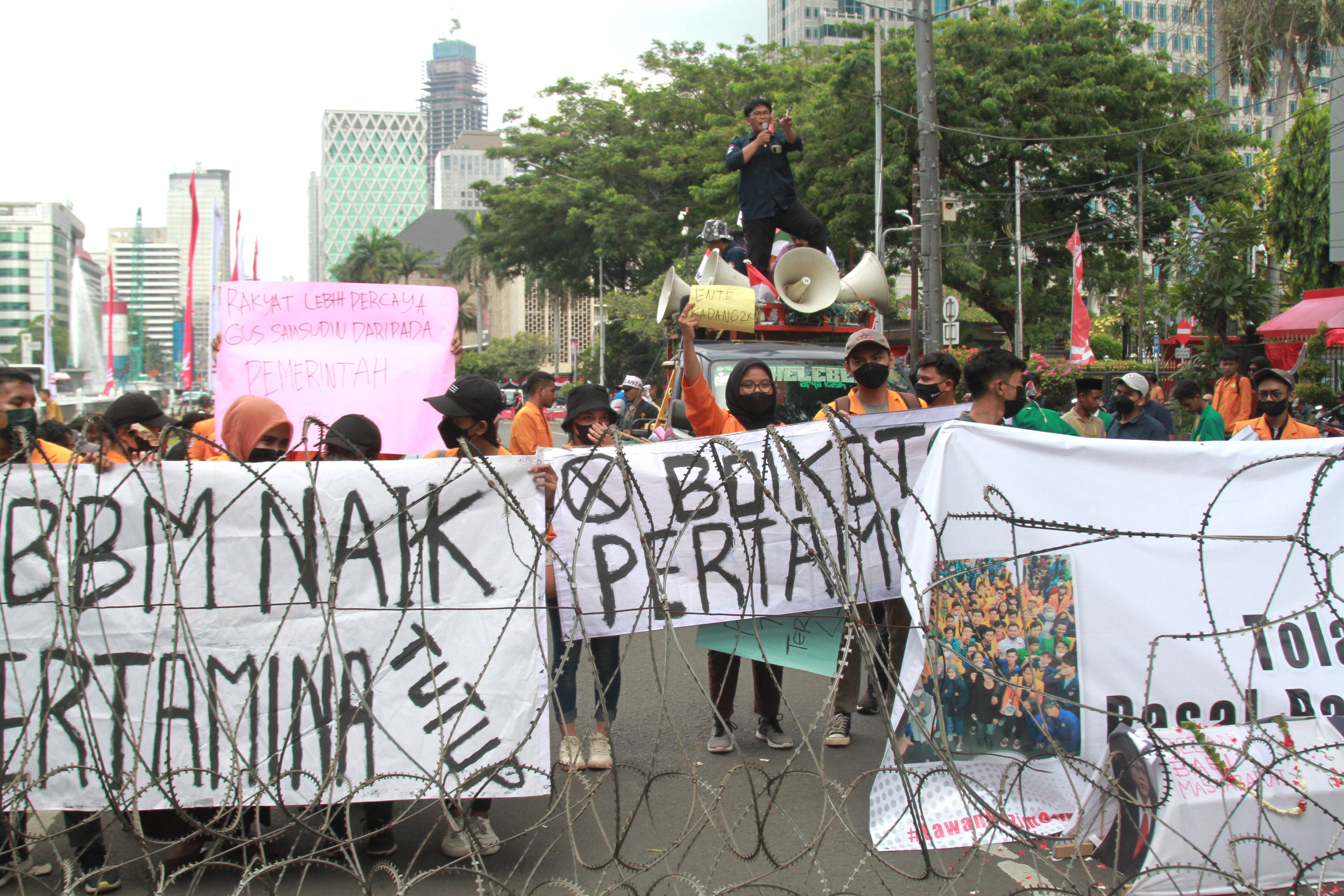 Mahasiswa yang tergabung dalam BEM Nusantara melakukan aksi demo Tolak BBM di Patung Kuda (Ashar/SinPo.id)