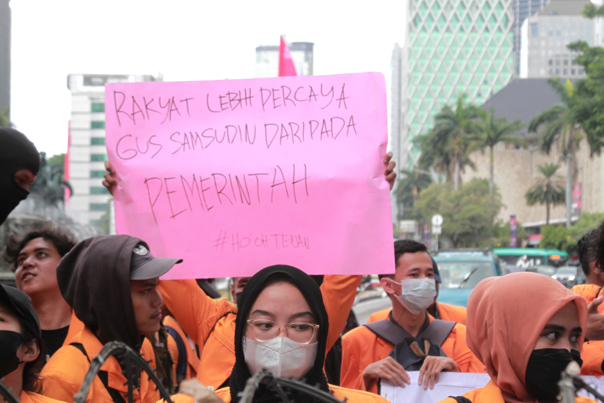 Mahasiswa yang tergabung dalam BEM Nusantara melakukan aksi demo Tolak BBM di Patung Kuda (Ashar/SinPo.id)