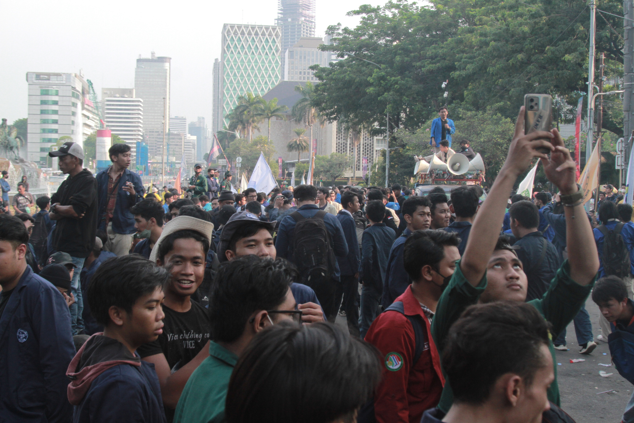 Ratusan mahasiswa yang tergabung dalam BEM SI menggelar aksi demo tolak kenaikan harga BBM (Ashar/SinPo.id)