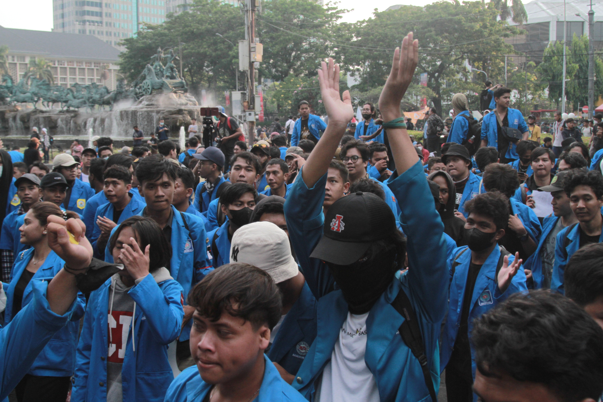 Ratusan mahasiswa yang tergabung dalam BEM SI menggelar aksi demo tolak kenaikan harga BBM (Ashar/SinPo.id)