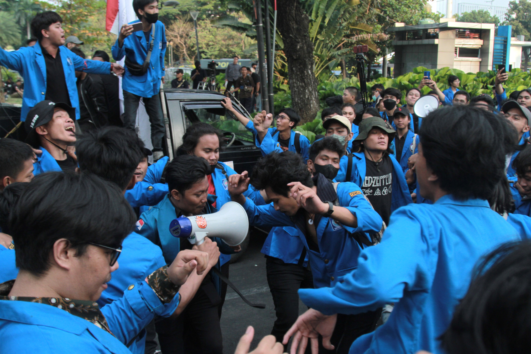 Ratusan mahasiswa yang tergabung dalam BEM SI menggelar aksi demo tolak kenaikan harga BBM (Ashar/SinPo.id)