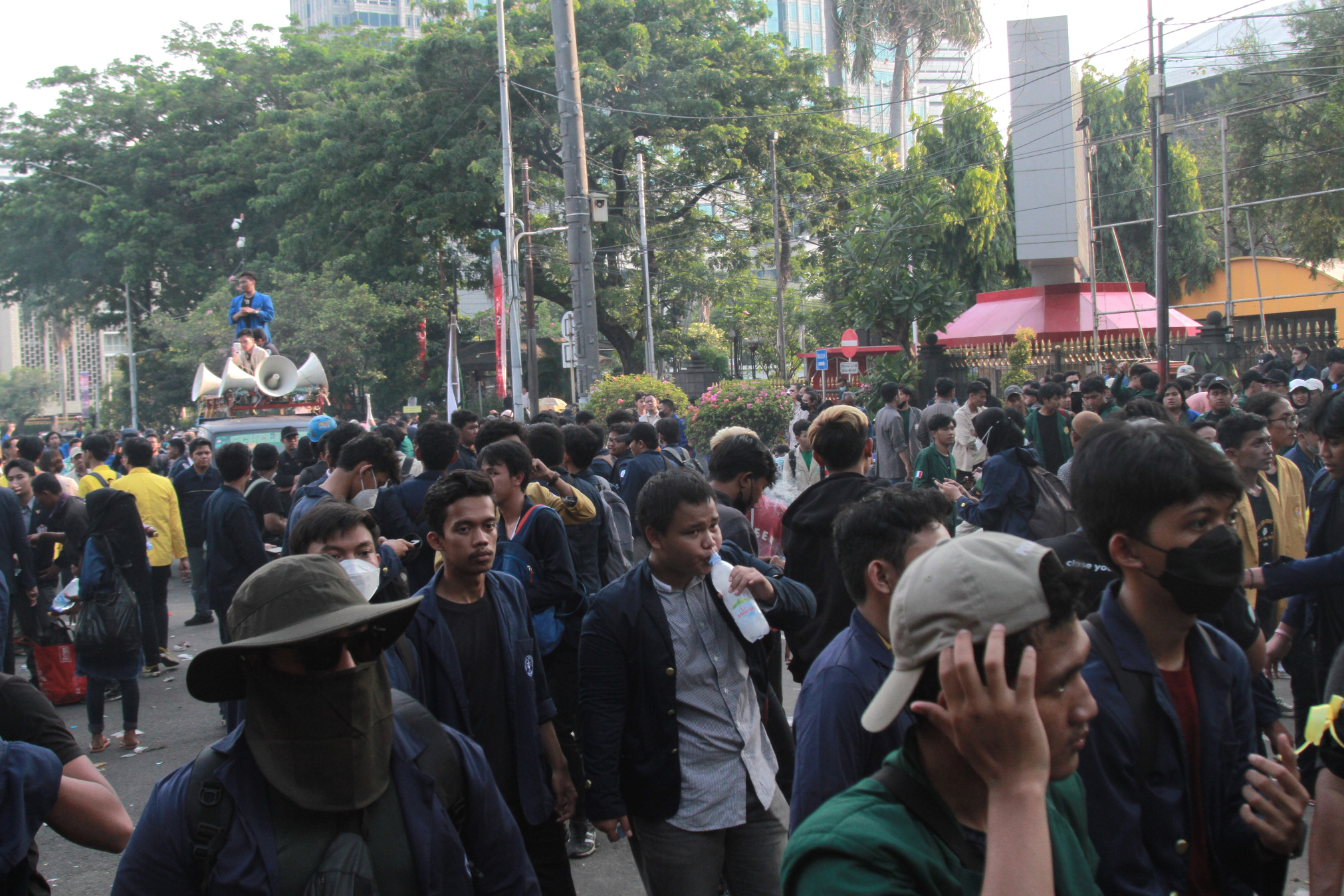 Ratusan mahasiswa yang tergabung dalam BEM SI menggelar aksi demo tolak kenaikan harga BBM (Ashar/SinPo.id)