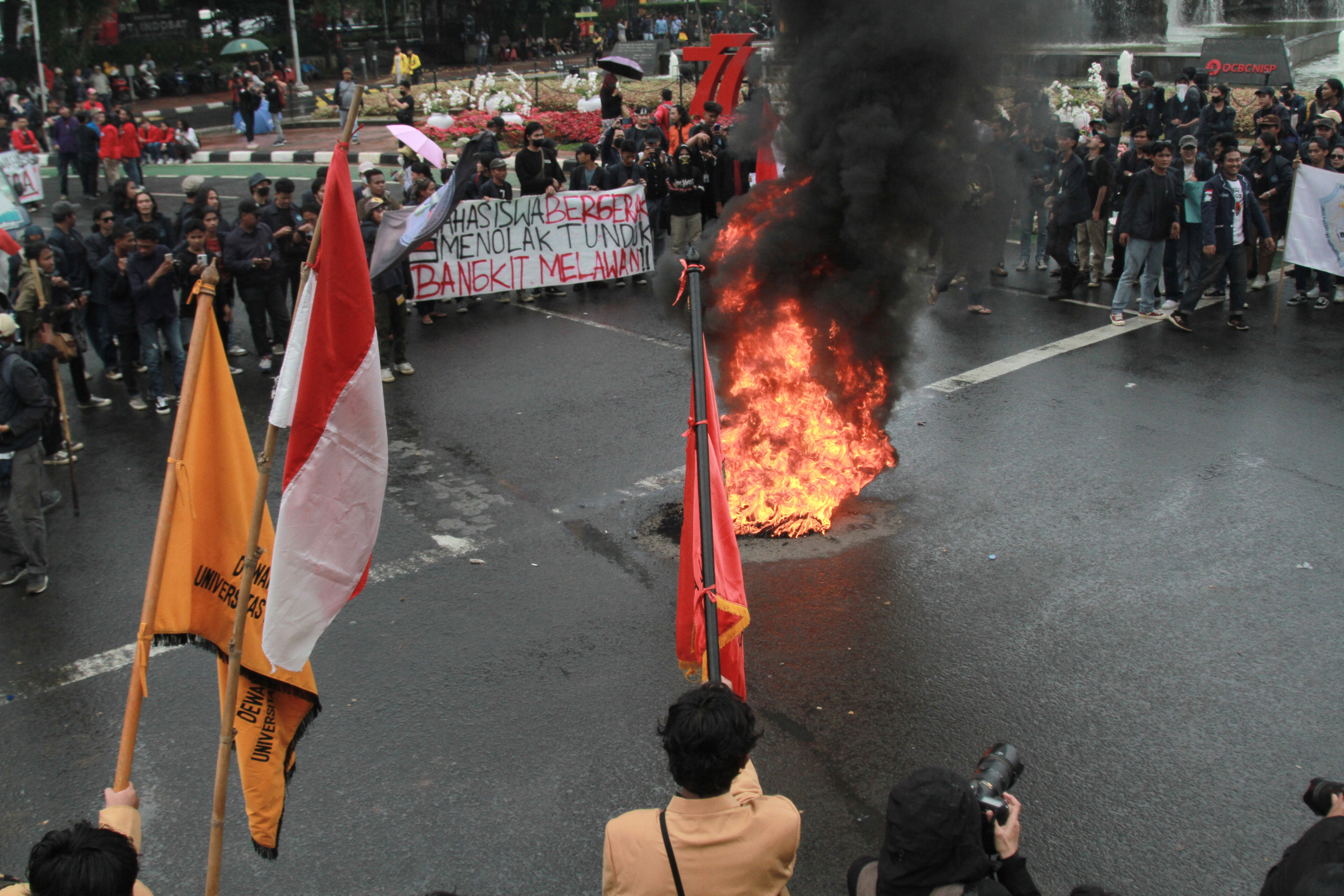 BEM SI gelar aksi demo tolak kenaikan BBM di patung kuda (Ashar/SinPo.id)