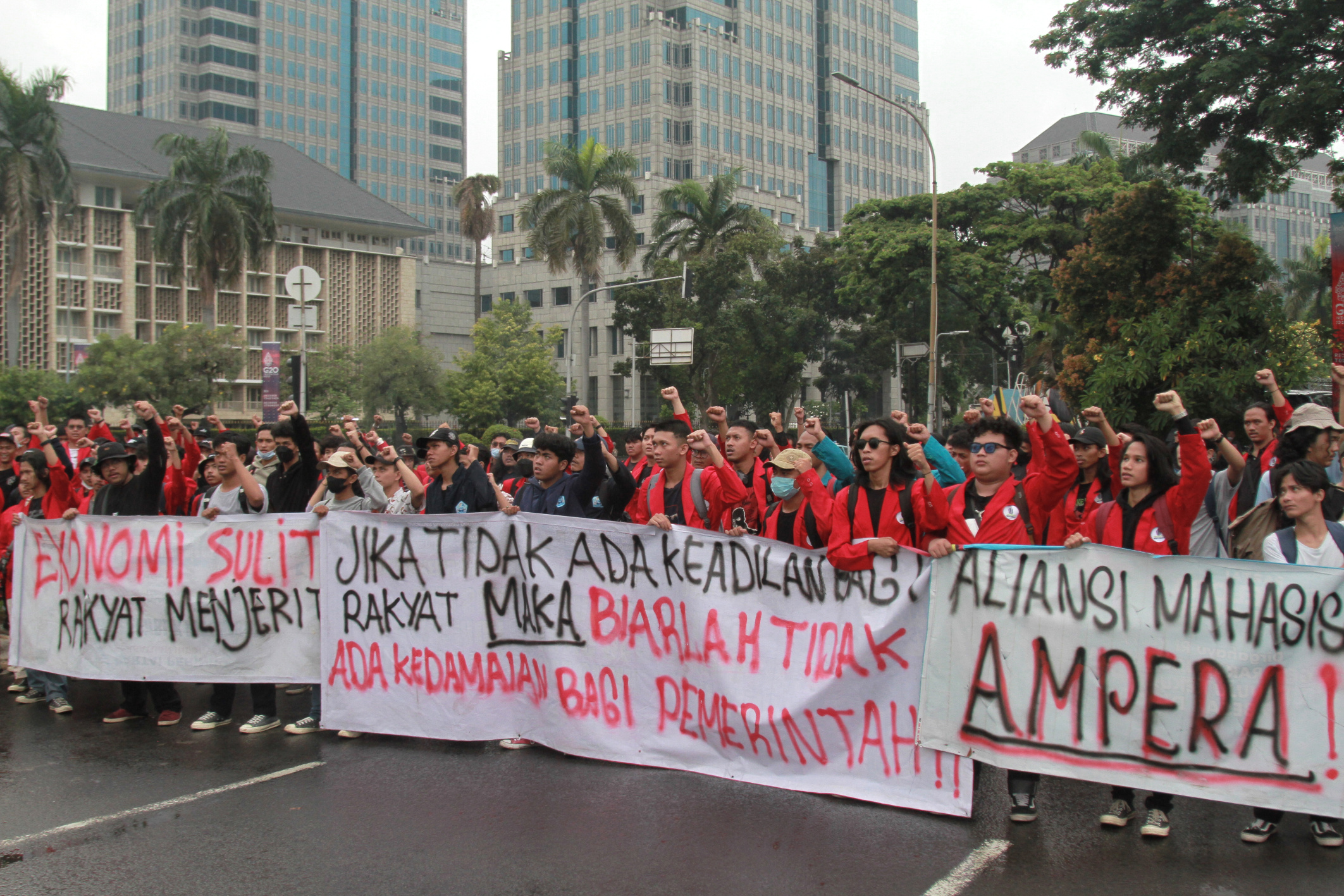 BEM SI gelar aksi demo tolak kenaikan BBM di patung kuda (Ashar/SinPo.id)