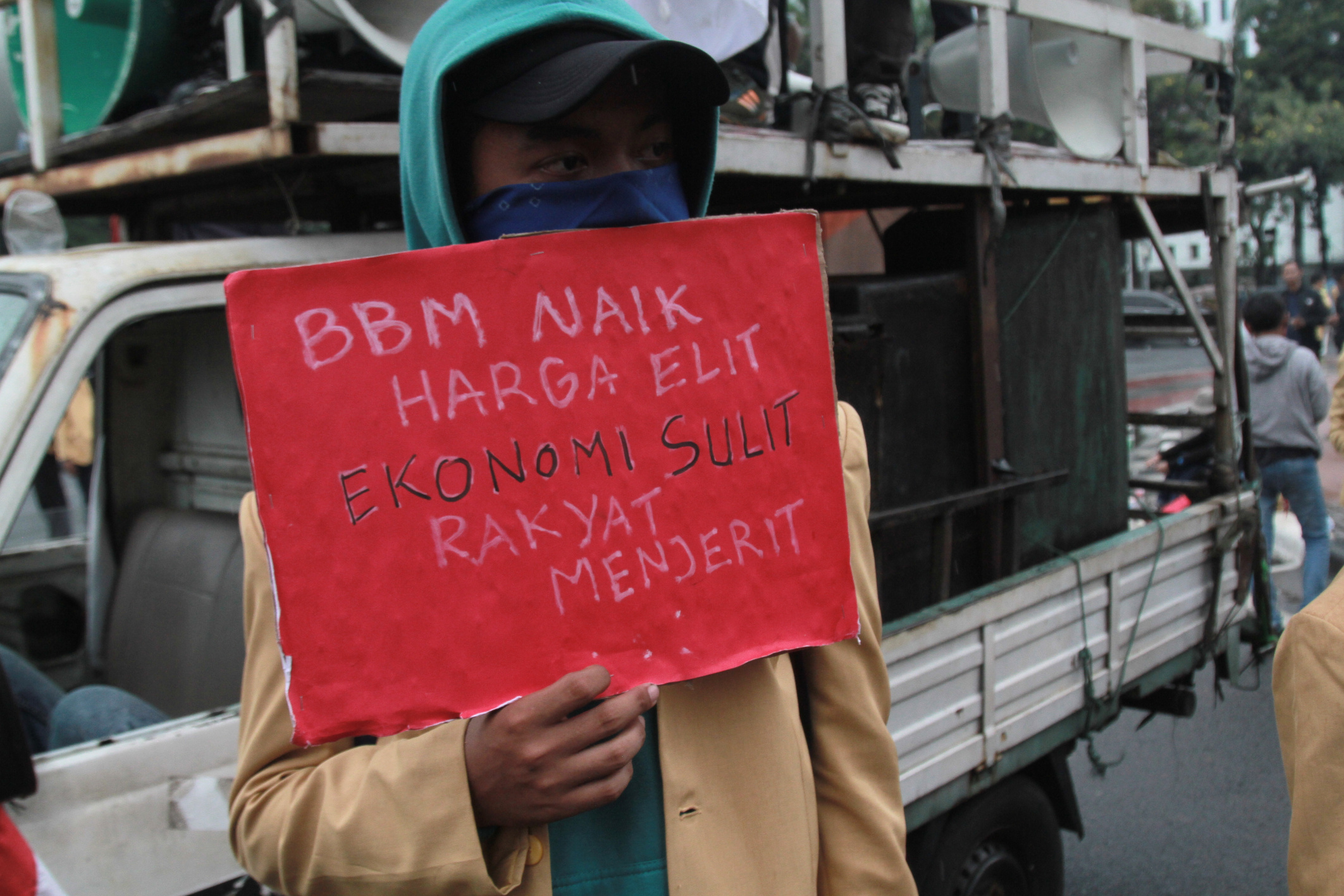 BEM SI gelar aksi demo tolak kenaikan BBM di patung kuda (Ashar/SinPo.id)