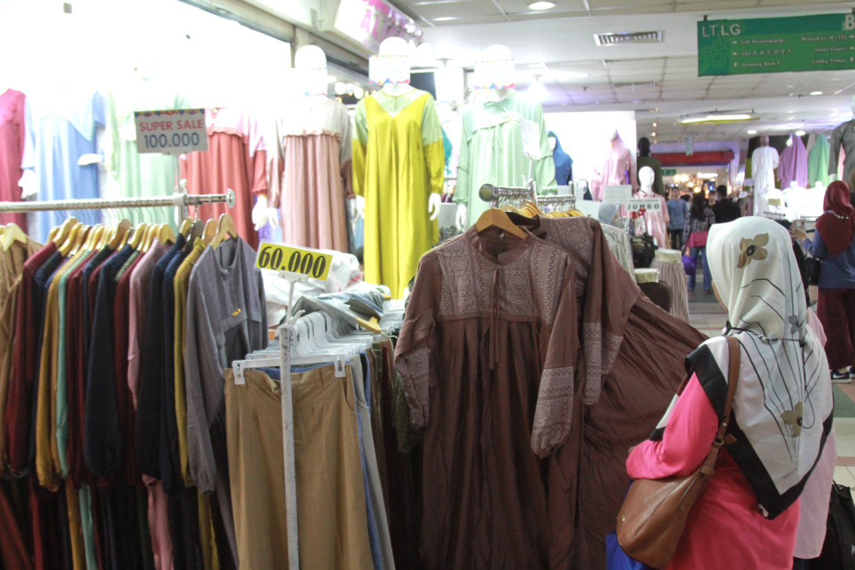 Pedagang baju muslim pasar Tanah Abang dipadati pembeli selama Bulan Suci Ramadan (Ashar/SinPo.id)