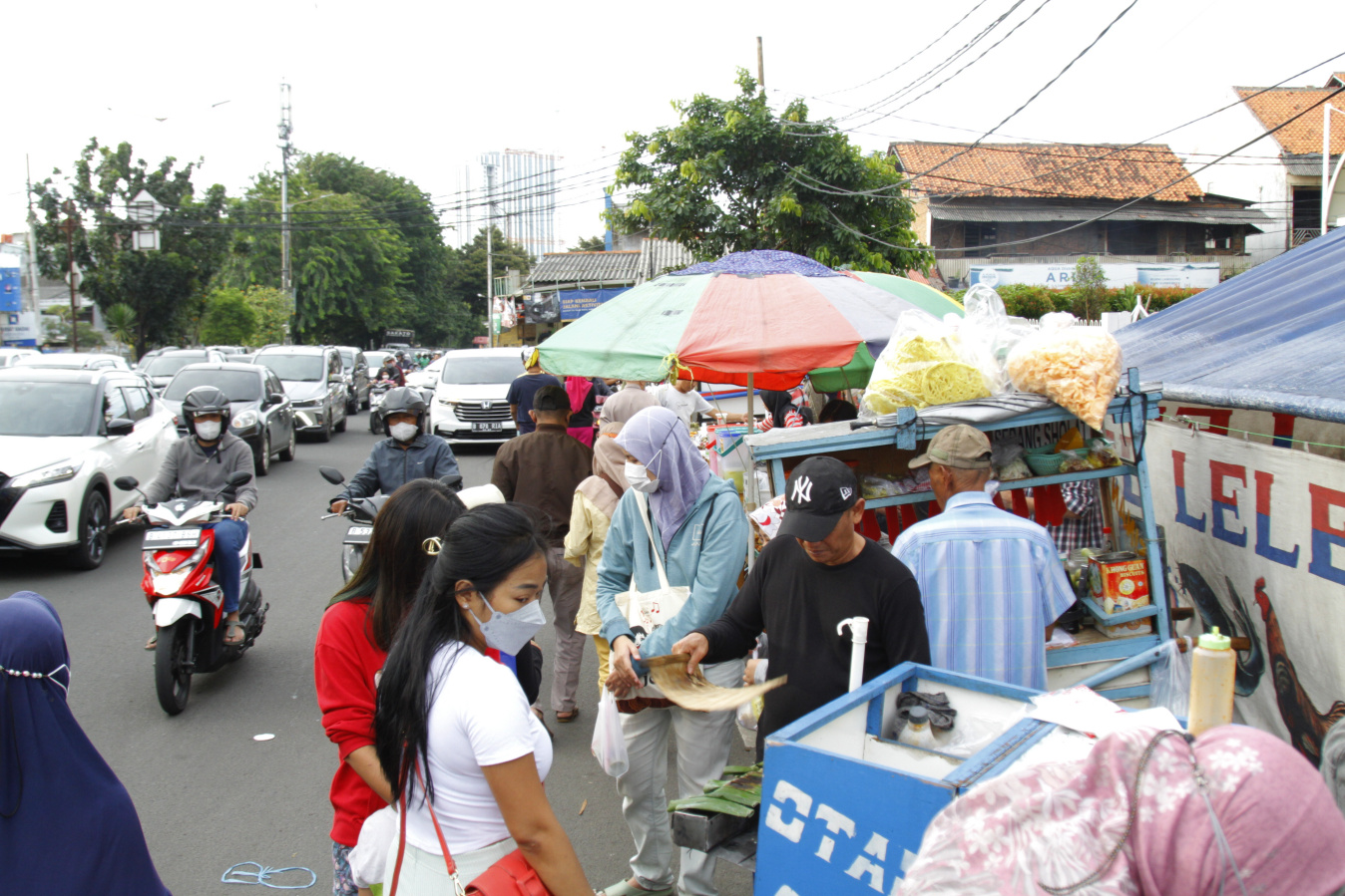 Warga membeli jajanan takjil di sepanjang jalan panjang Kebun Jeruk untuk menu berbuka puasa (Ashar/SinPo.id)