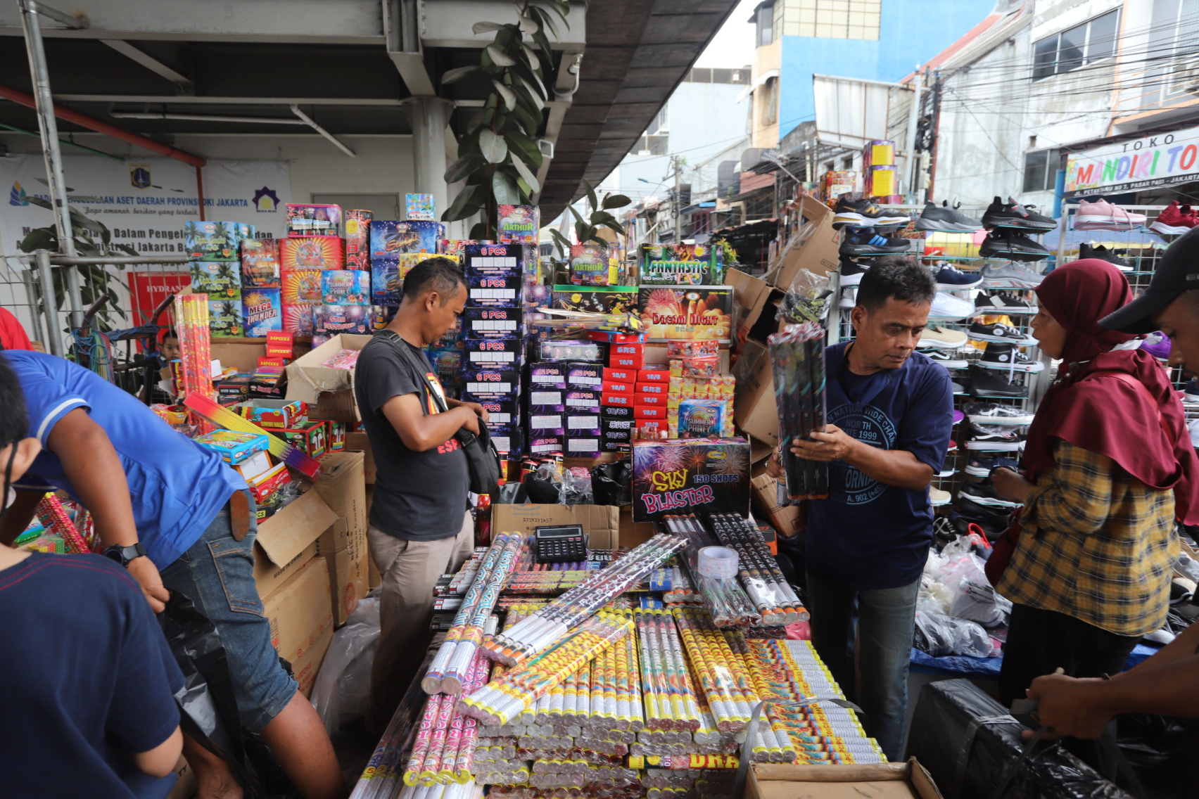 Penjual kembang api pasar asemka dipadati warga untuk membeli kembang api merayakan tahun baru 2023 malam nanti (Ashar/SinPo.id)