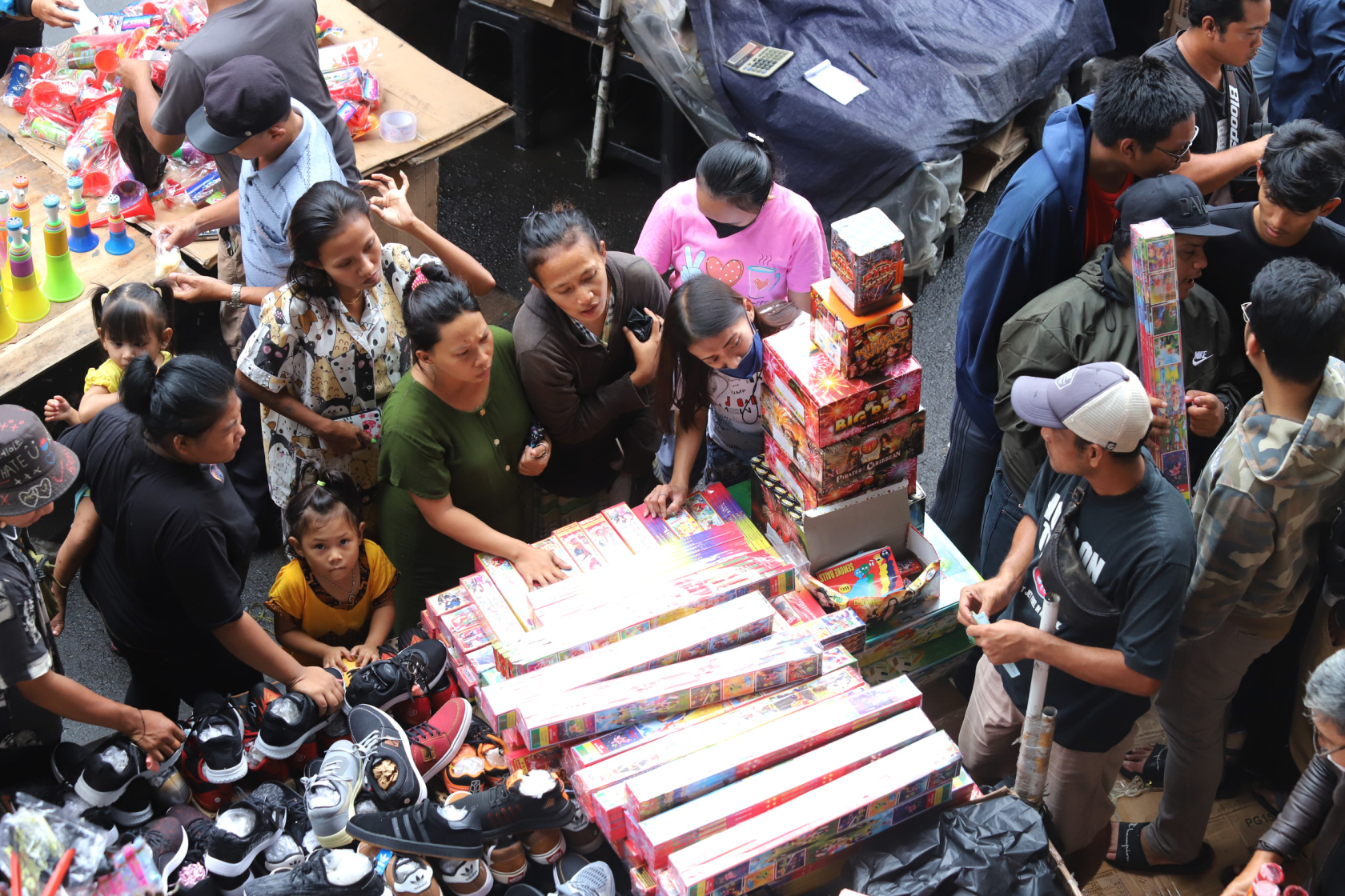 Penjual kembang api pasar asemka dipadati warga untuk membeli kembang api merayakan tahun baru 2023 malam nanti (Ashar/SinPo.id)