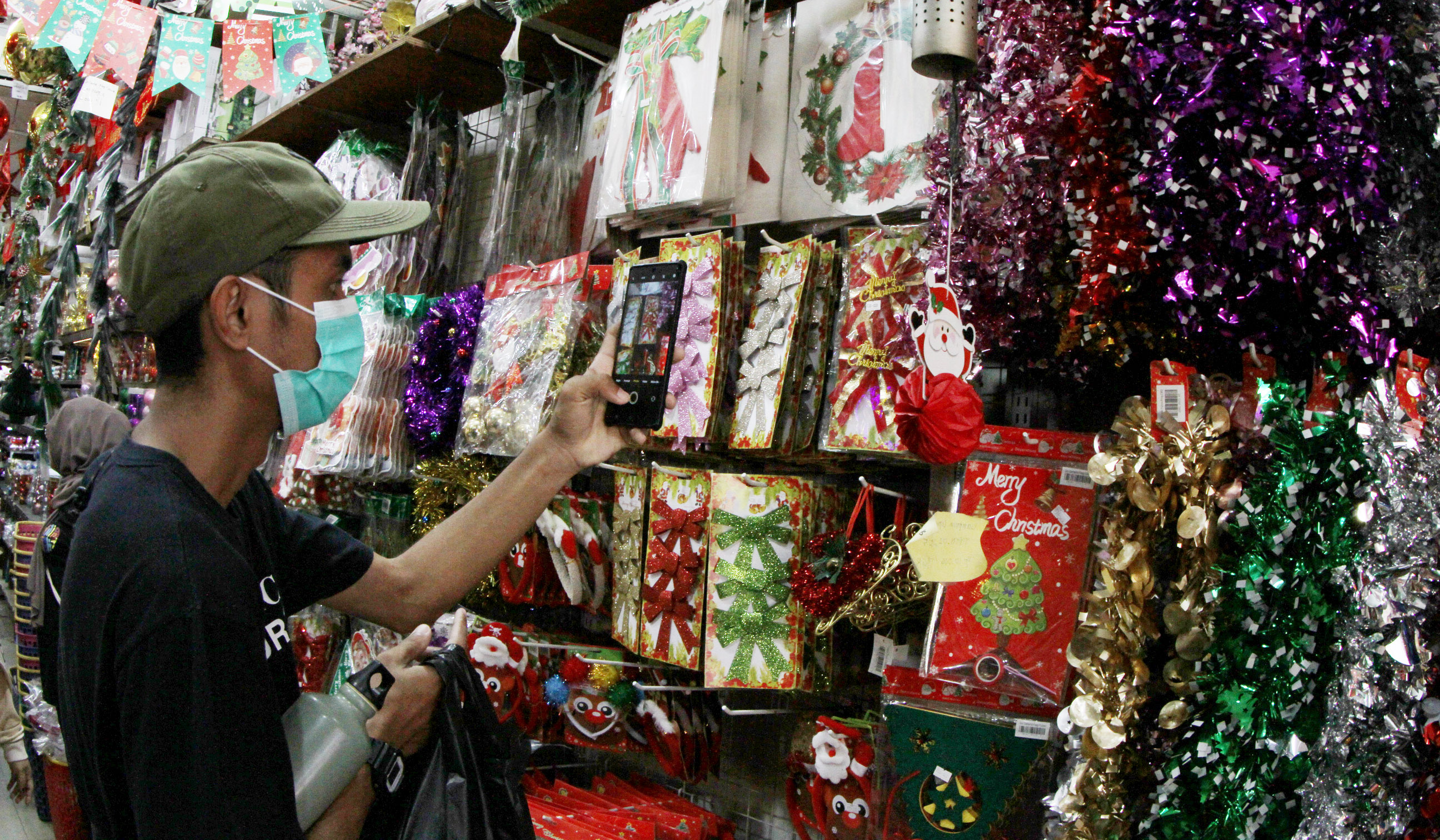 Penjualan pernak-pernik natal di Pasar Asemka. (Agus Priatna/SinPo.id)