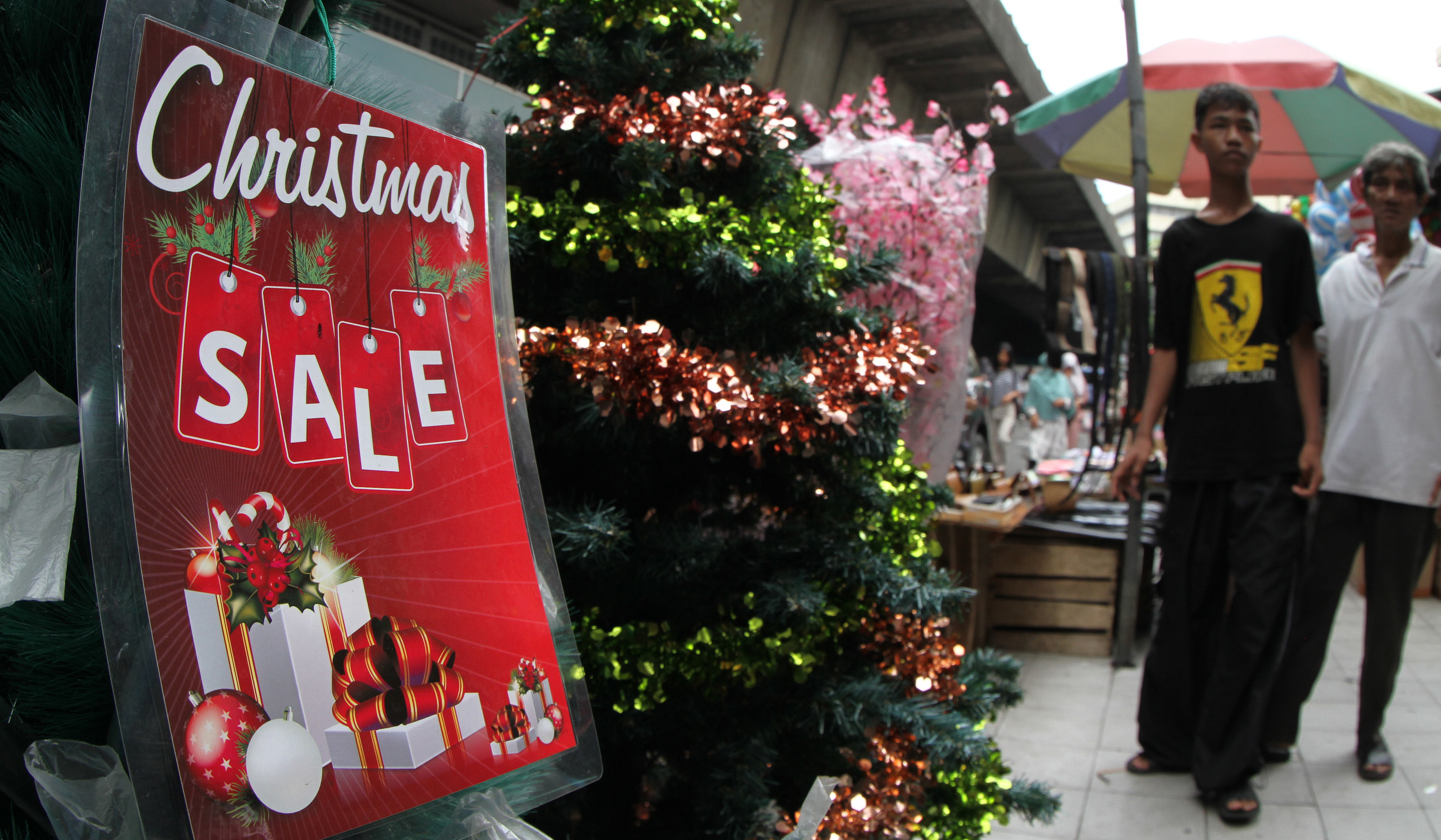 Penjualan pernak-pernik natal di Pasar Asemka. (Agus Priatna/SinPo.id)