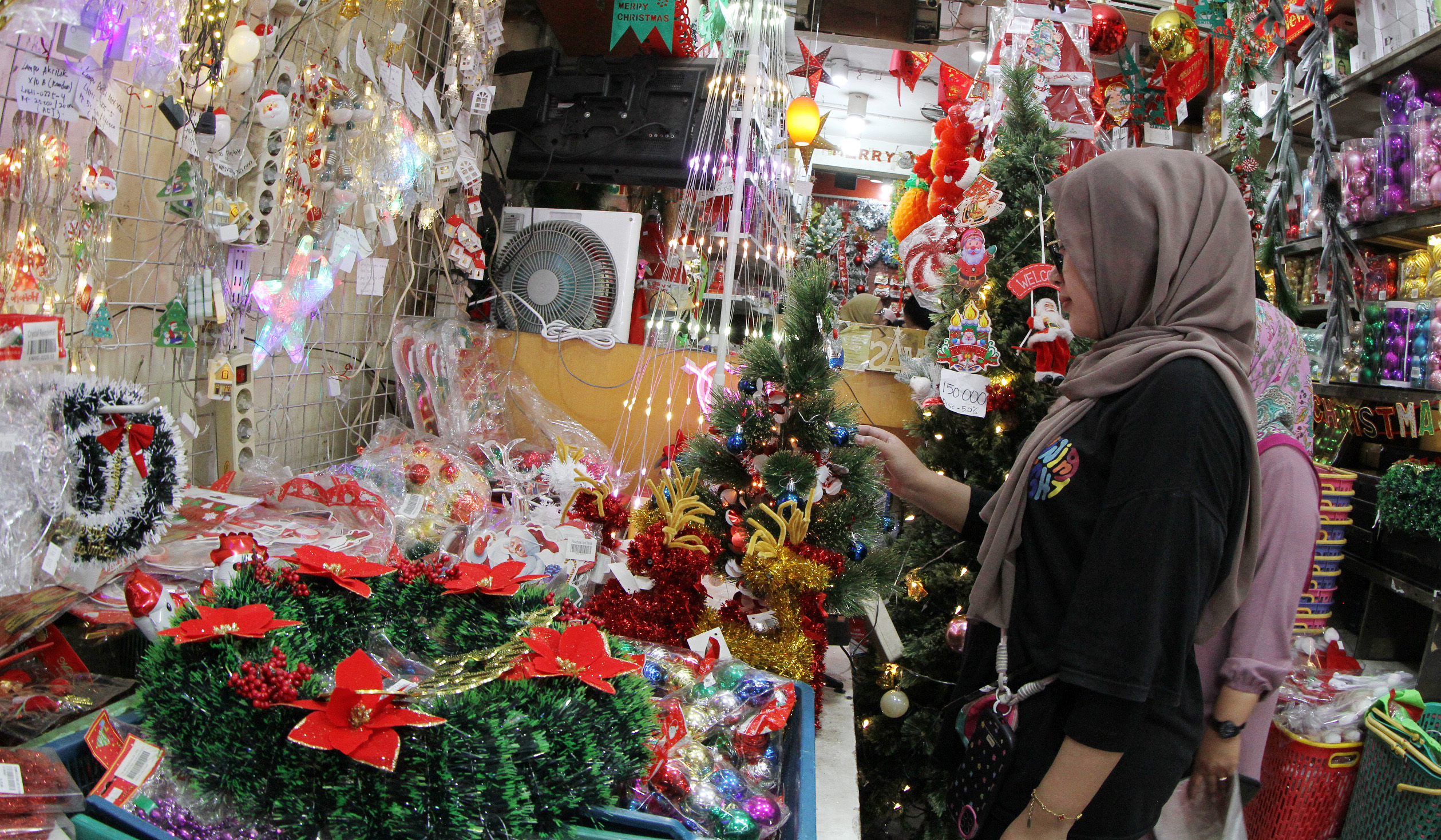 Penjualan pernak-pernik natal di Pasar Asemka. (Agus Priatna/SinPo.id)