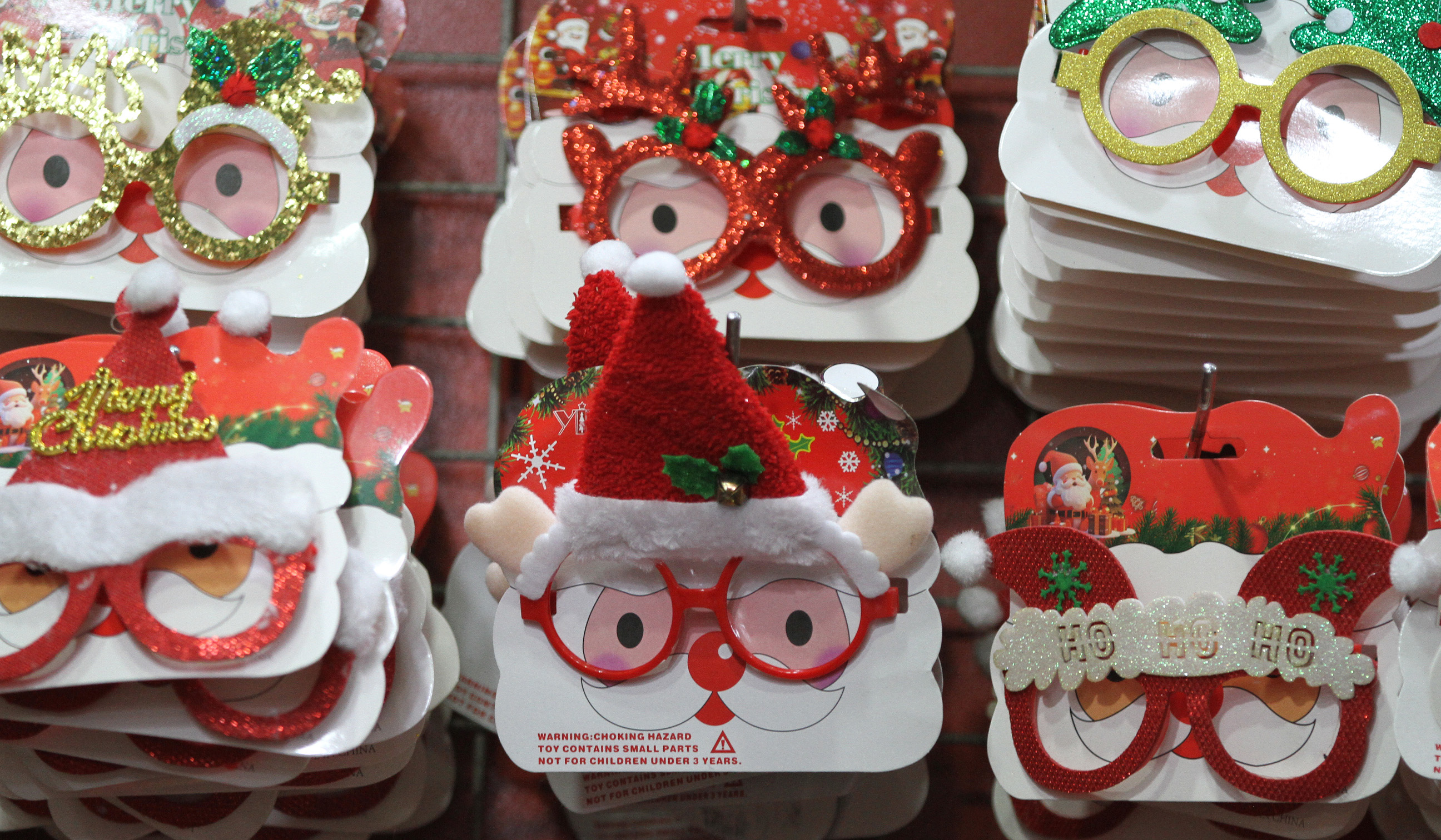 Penjualan pernak-pernik natal di Pasar Asemka. (Agus Priatna/SinPo.id)