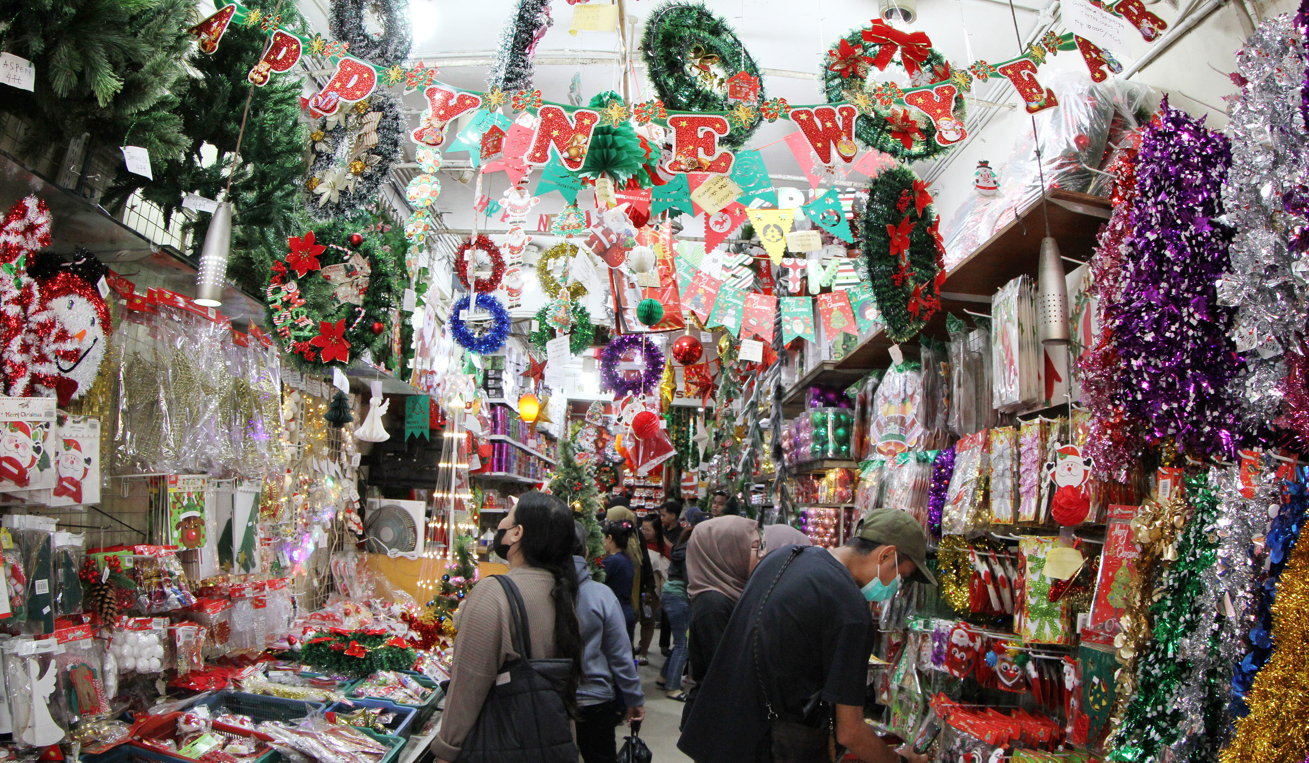 Penjualan pernak-pernik natal di Pasar Asemka. (Agus Priatna/SinPo.id)
