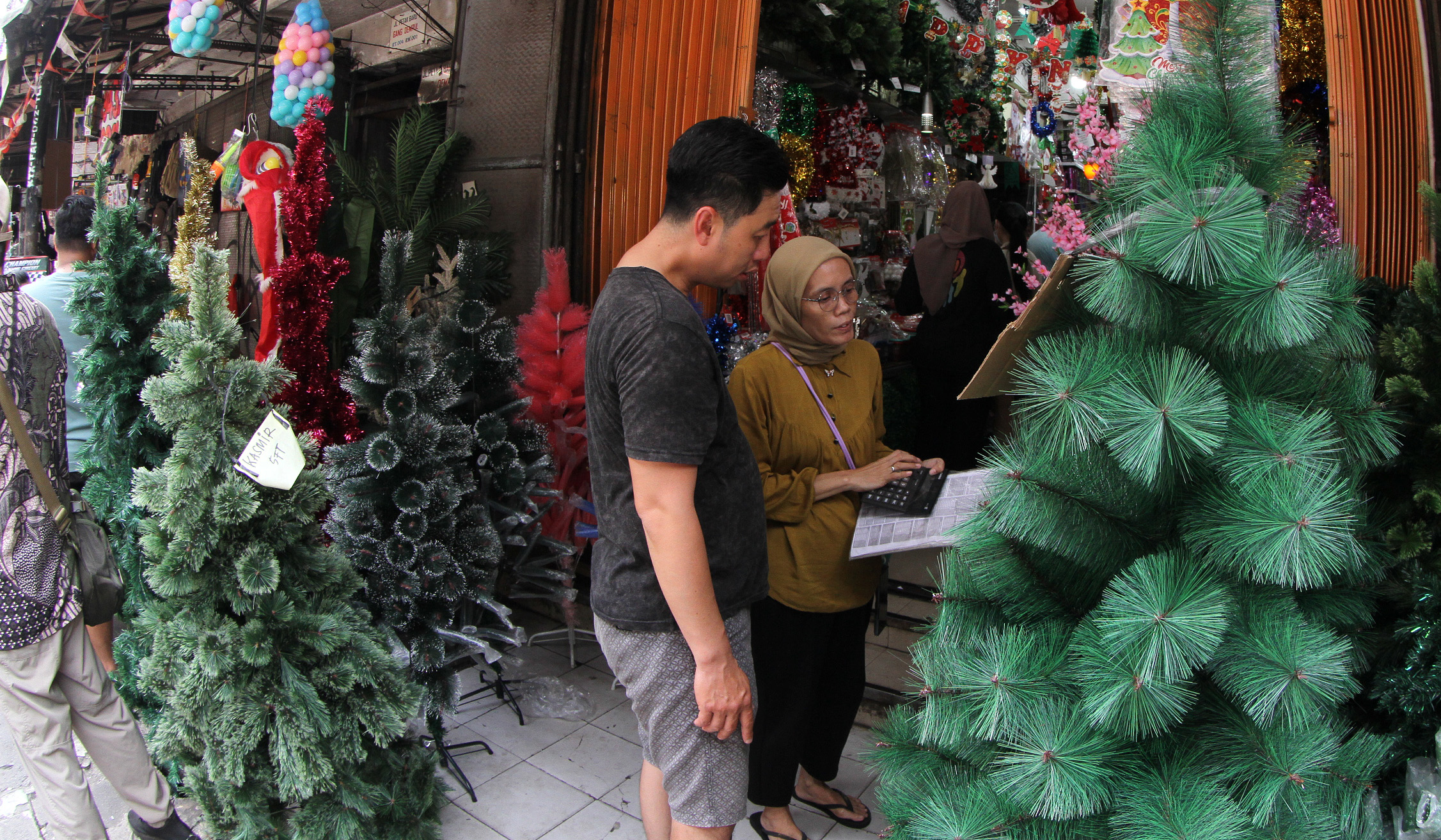 Penjualan pernak-pernik natal di Pasar Asemka. (Agus Priatna/SinPo.id)