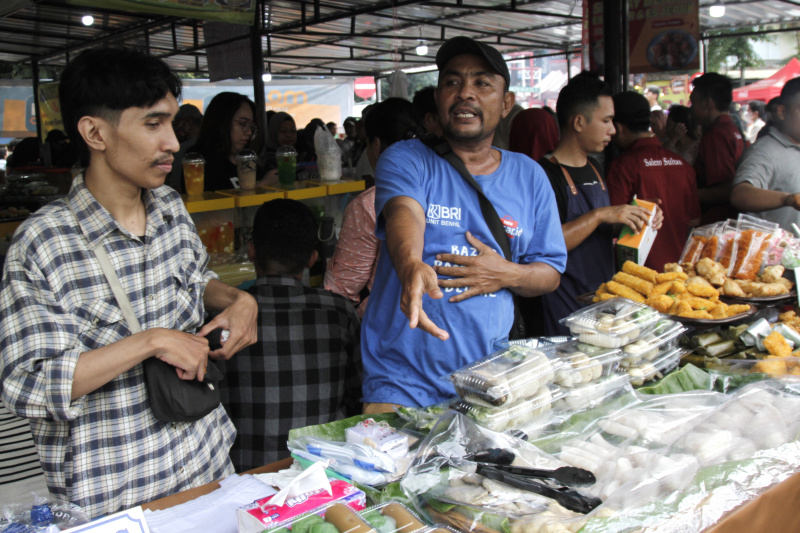 Warga berburu takjil di hari pertama puasa di Pasar Takjil Benhil (Ashar/SinPo.id)