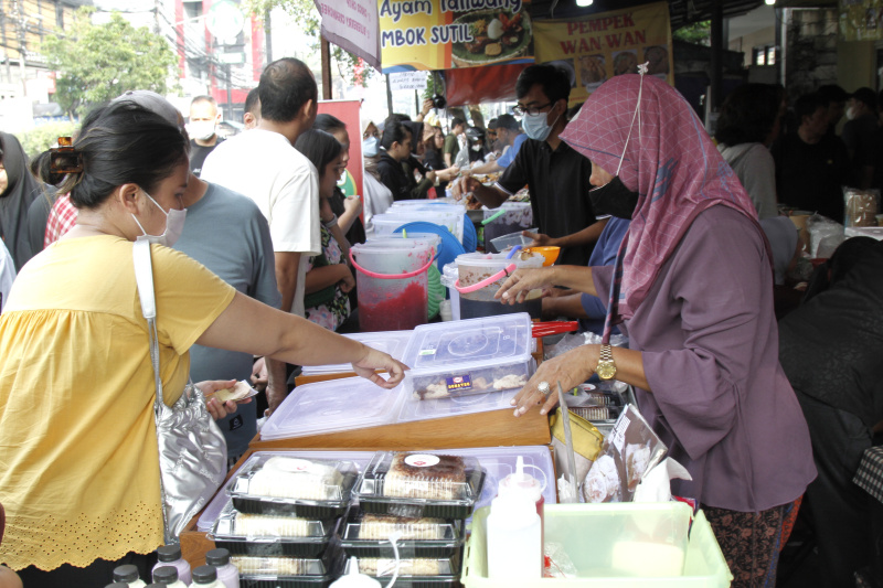 Warga berburu takjil di hari pertama puasa di Pasar Takjil Benhil (Ashar/SinPo.id)
