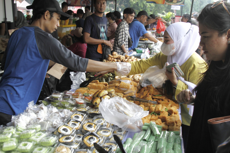 Warga berburu takjil di hari pertama puasa di Pasar Takjil Benhil (Ashar/SinPo.id)