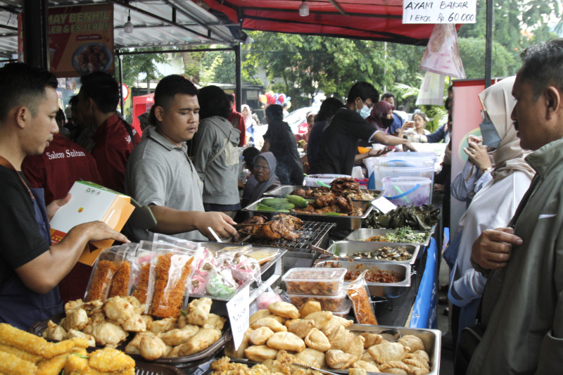 Warga berburu takjil di hari pertama puasa di Pasar Takjil Benhil (Ashar/SinPo.id)