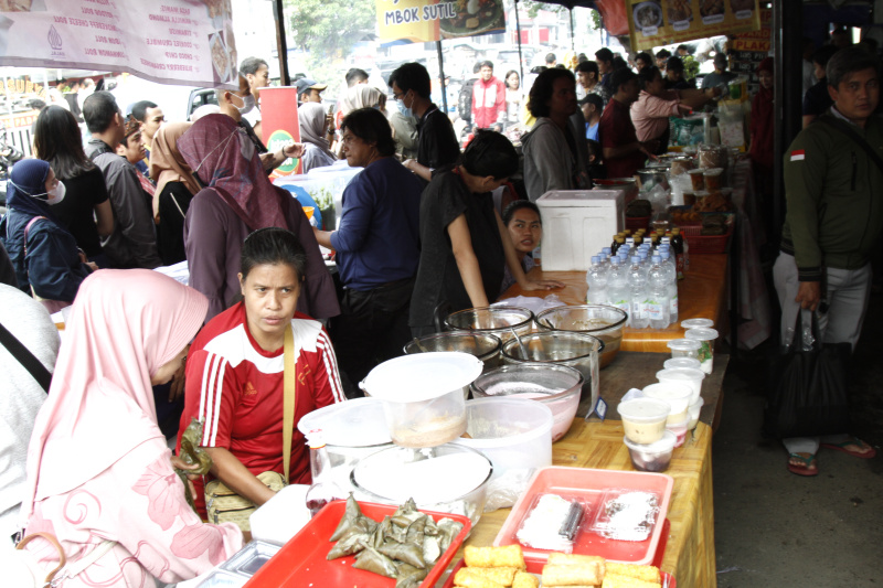 Warga berburu takjil di hari pertama puasa di Pasar Takjil Benhil (Ashar/SinPo.id)
