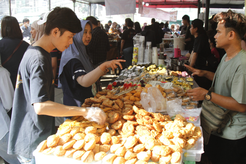 Warga berburu takjil di hari pertama puasa di Pasar Takjil Benhil (Ashar/SinPo.id)