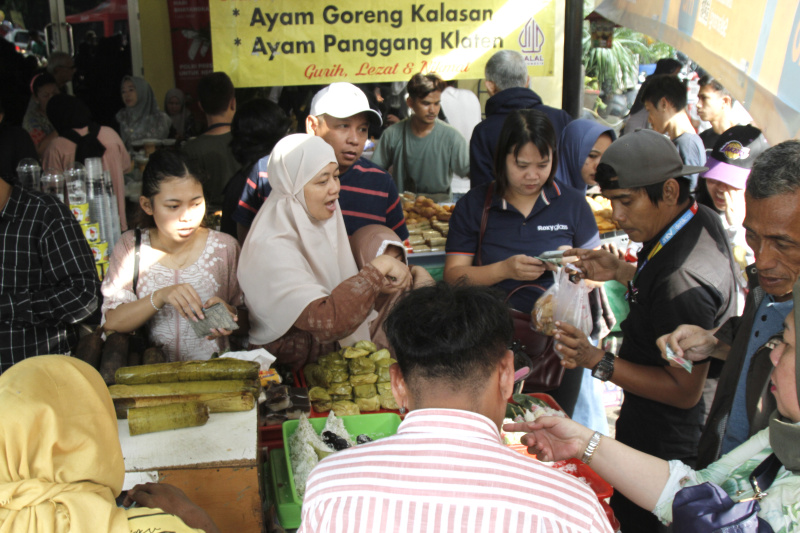 Warga berburu takjil di hari pertama puasa di Pasar Takjil Benhil (Ashar/SinPo.id)
