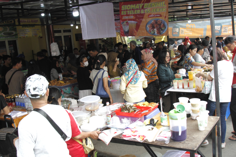 Warga berburu takjil di hari pertama puasa di Pasar Takjil Benhil (Ashar/SinPo.id)
