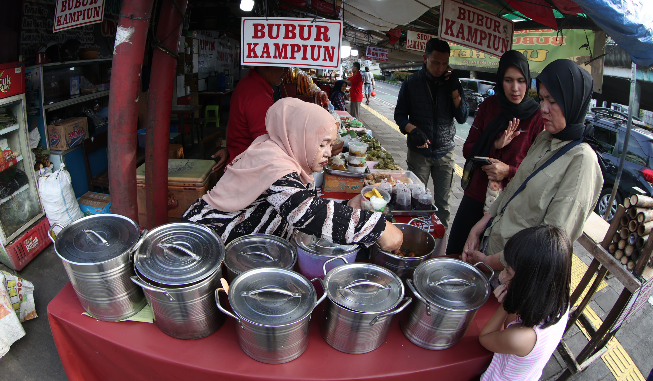 Pusat kuliner di kawasan Kramat Senen. (Agus Priatna/SinPo.id)