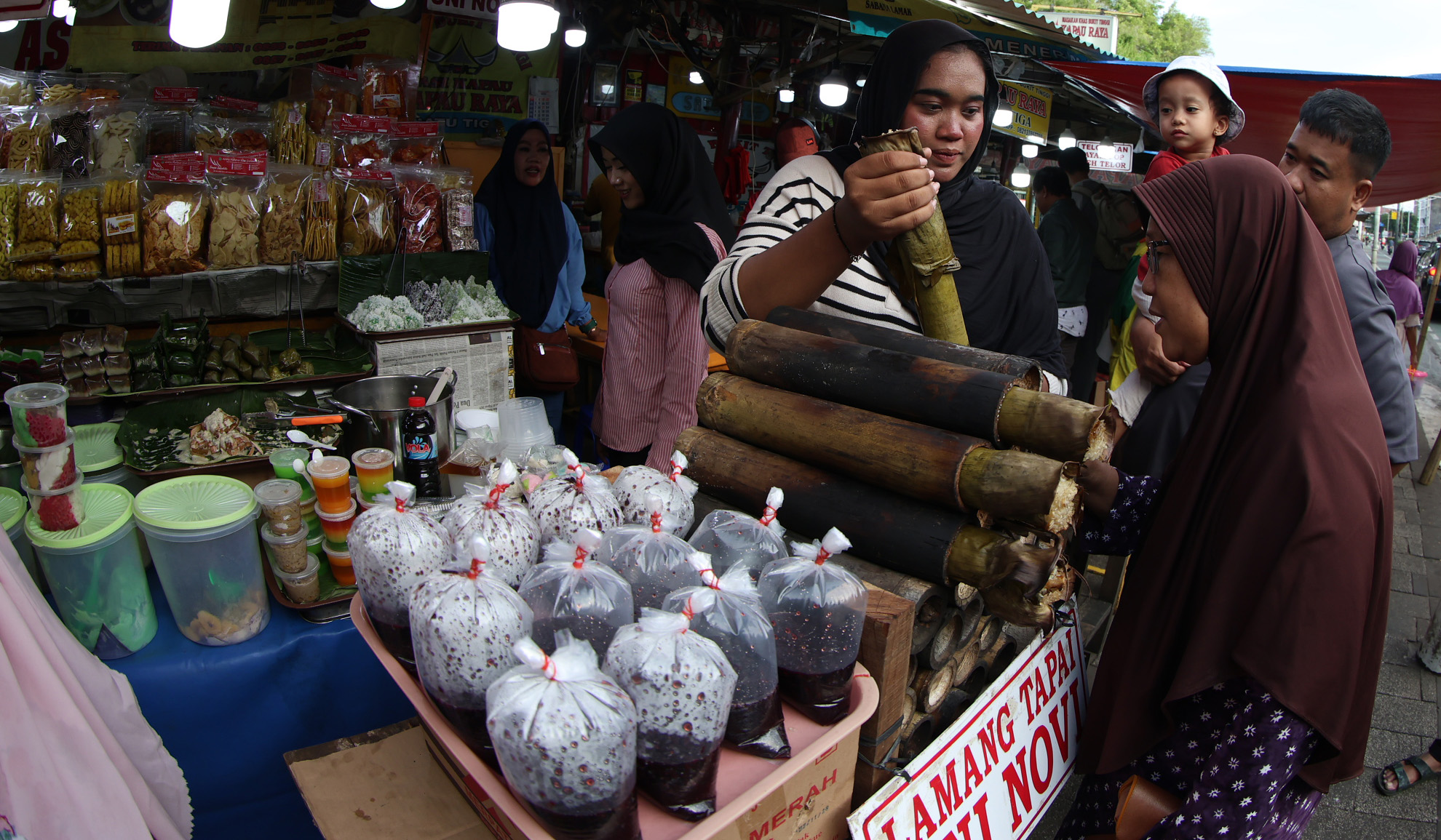 Pusat kuliner di kawasan Kramat Senen. (Agus Priatna/SinPo.id)