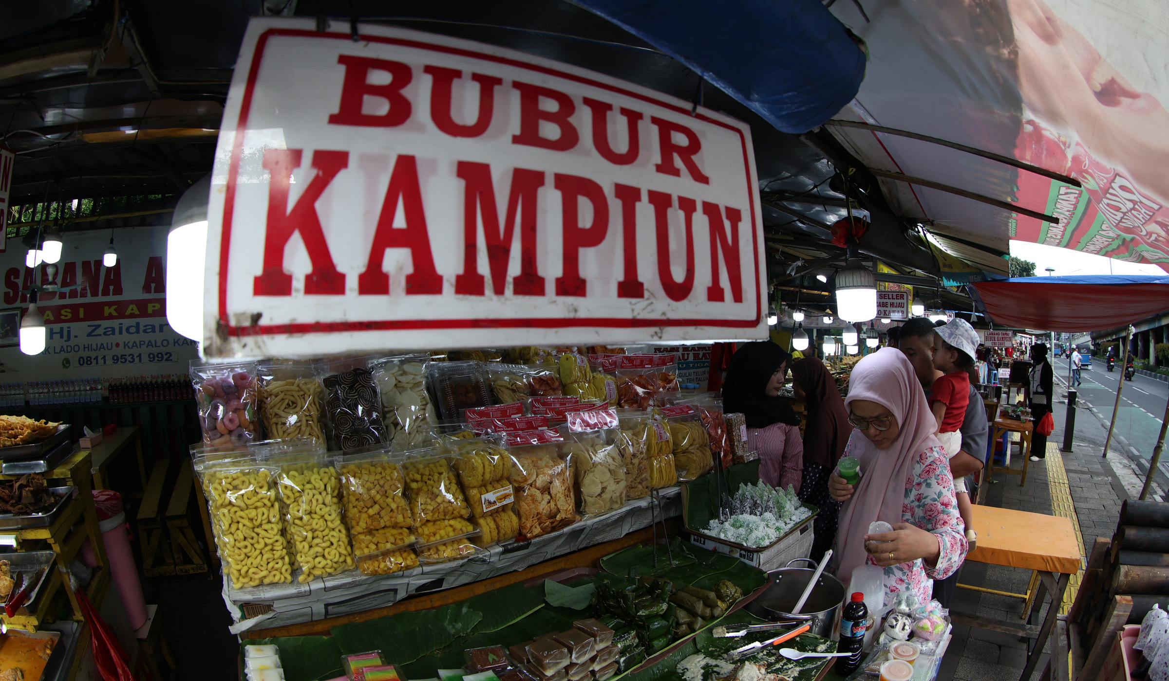 Pusat kuliner di kawasan Kramat Senen. (Agus Priatna/SinPo.id)