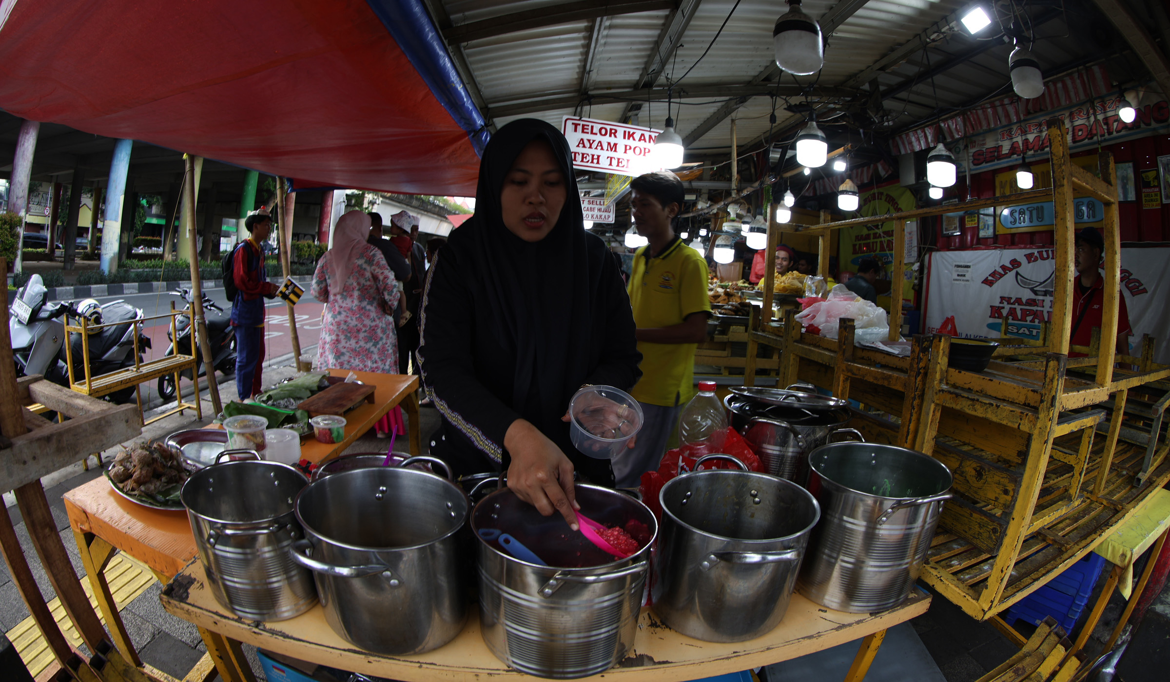 Pusat kuliner di kawasan Kramat Senen. (Agus Priatna/SinPo.id)