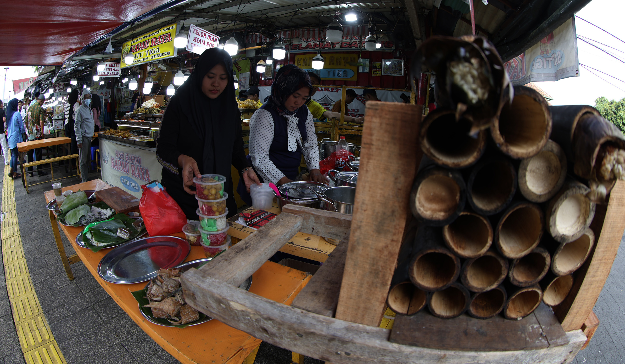 Pusat kuliner di kawasan Kramat Senen. (Agus Priatna/SinPo.id)